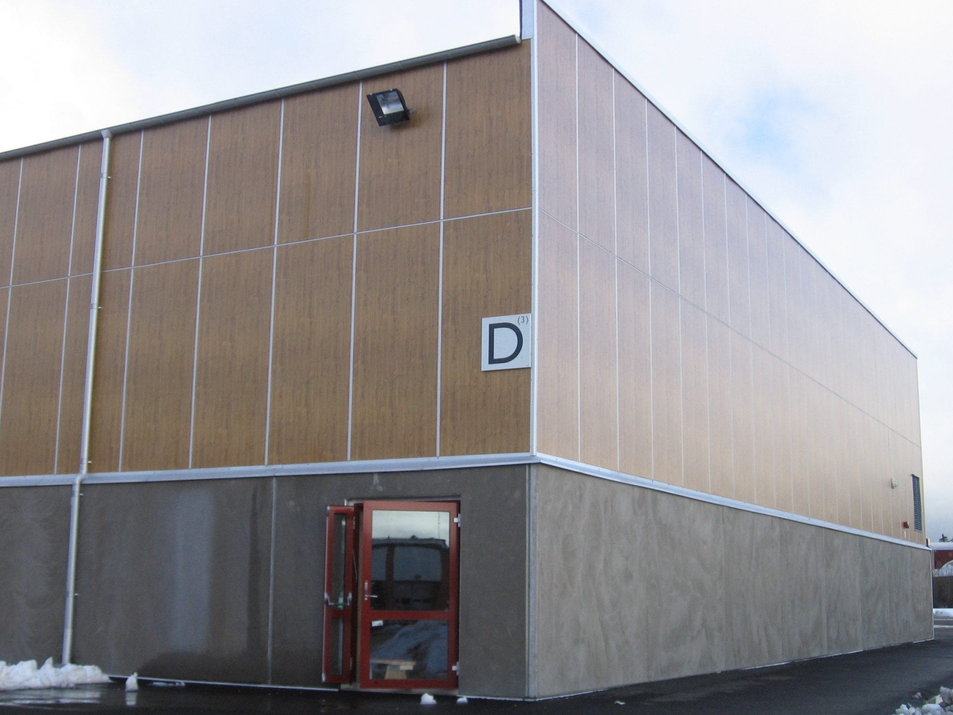 Fasadskivor utomhus i högtryckslaminat från Lamiroc – hållbart och modernt alternativ till fibercement.