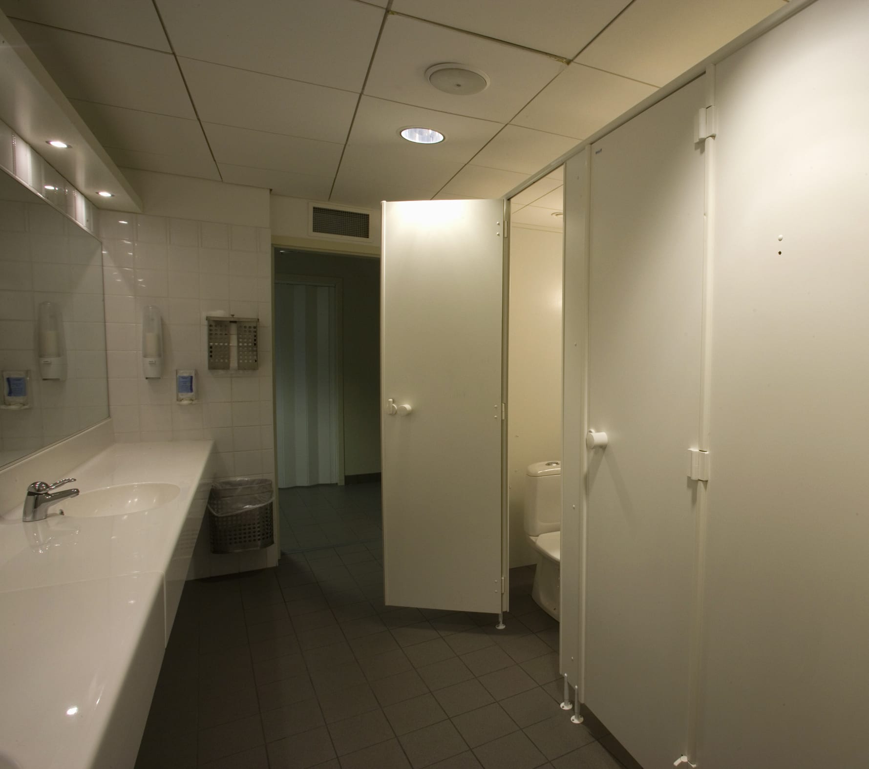 Omklädningsbås i svenskt högtryckslaminat från Lamiroc – hållbara och hygieniska lösningar för omklädningsrum.